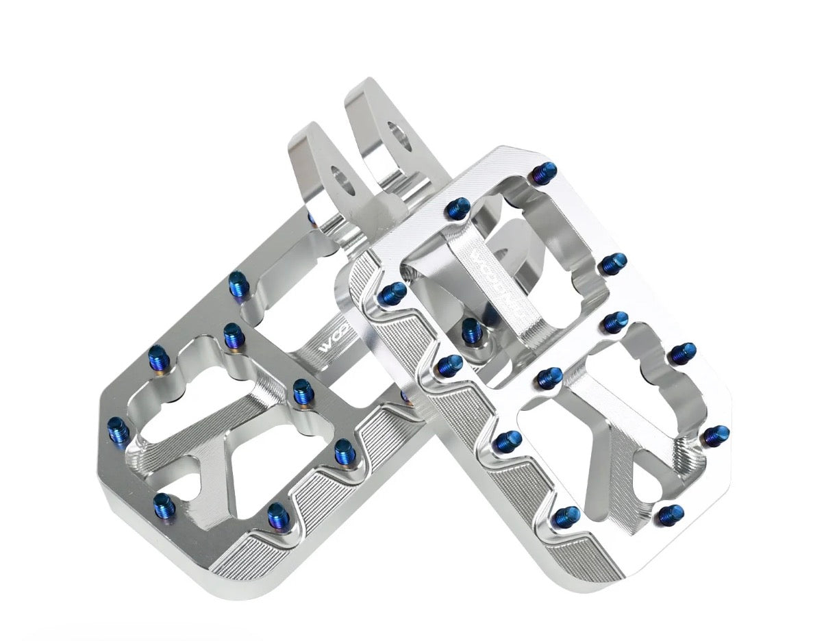 E-moto pegs